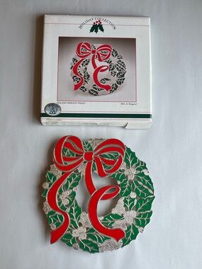 Vintage Oneida Wm A Rogers Holiday Silver Plated 9” Wreath Trivet Boxed